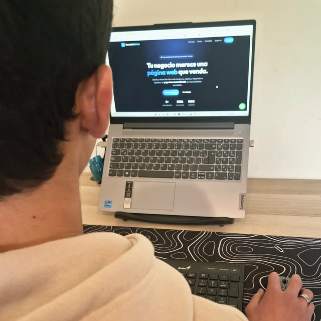 Santiago Benedetto de espaldas, trabajando en su notebook